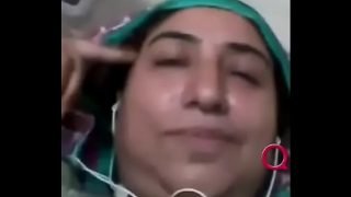 desi aunty showing her boobs