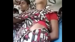 desi slutty aunty shows navel in bus