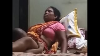 Korukkupet Tamil 38 yrs old married hot and sexy housemaid aunty Mrs. Kalavathi Ramamoorthy’s cunt licked and enjoyed by her houseowner at the apartment complex super hit viral porn video @ 29.10.2017.