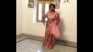 Sexy Hot Aunty doing Desi Mujra